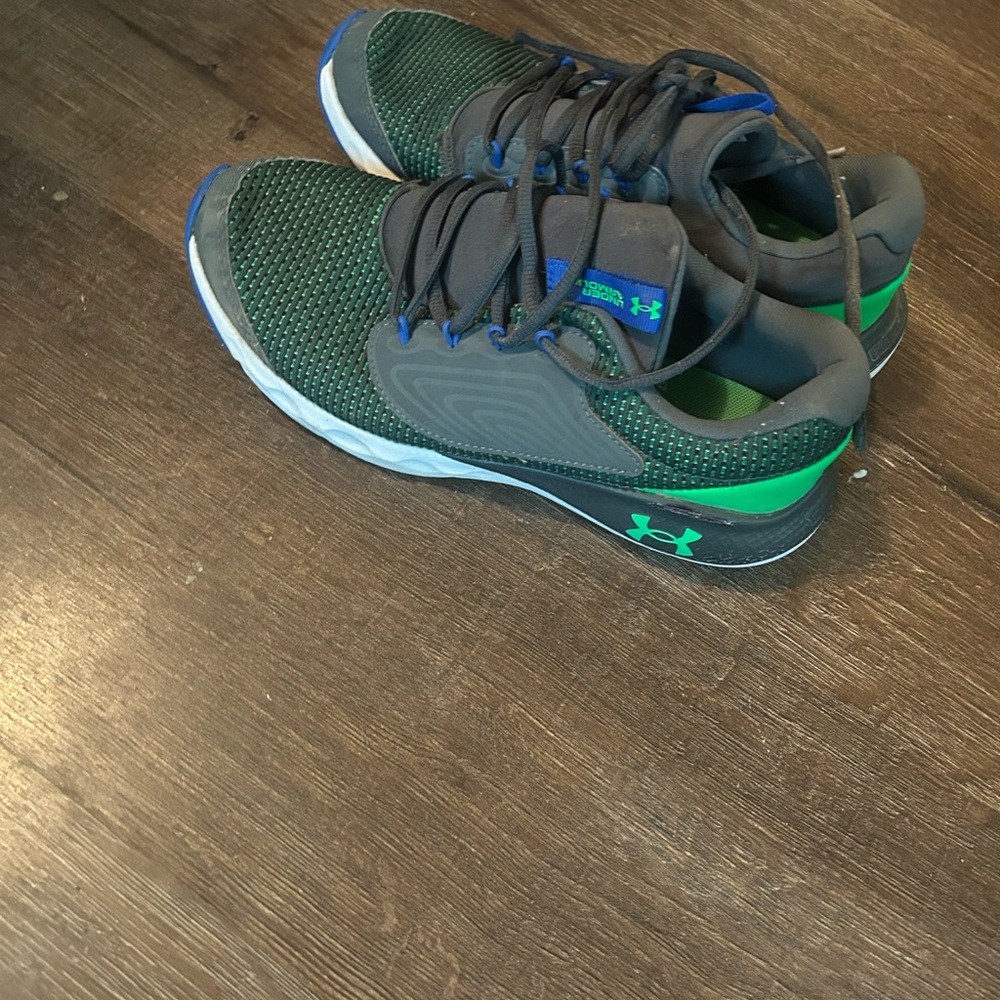 Under Armour shoes size 7 youth.
